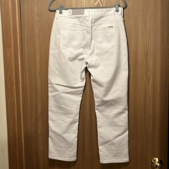 NWT Jennifer Lopez White denim capri Size 8 - Picture 2 of 7